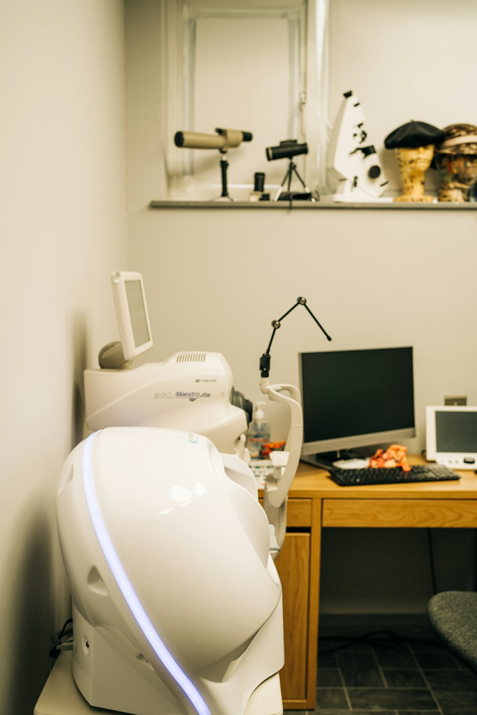 Fortschrittliche Augenuntersuchungsgeräte in einer modernen Optometrie-Klinik.
